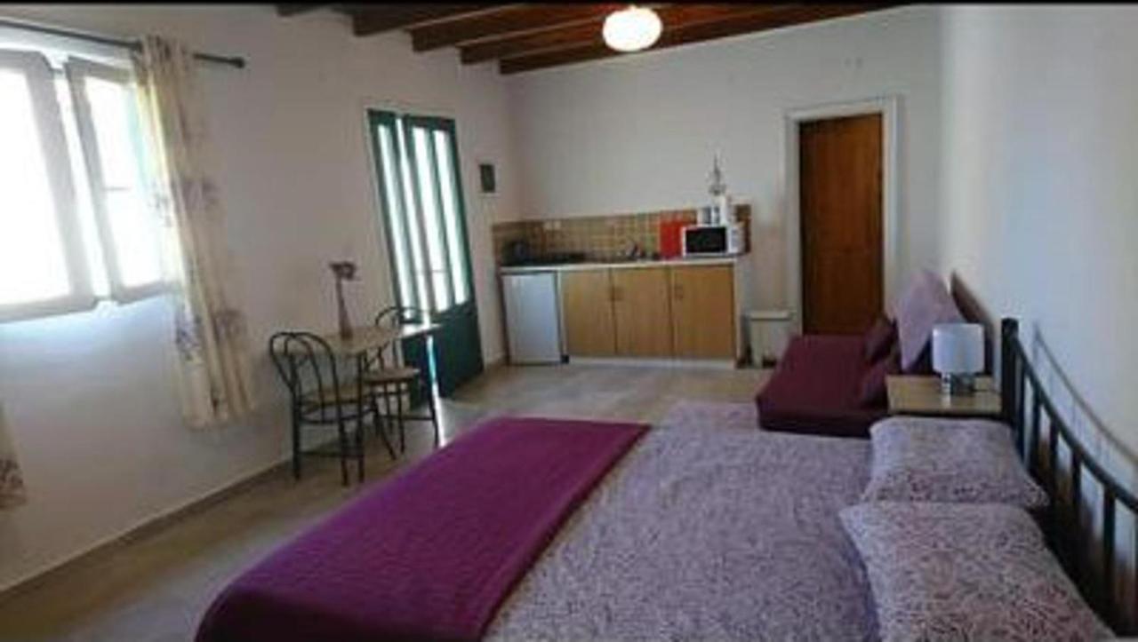 Lovely Studio In Strinilas With Its Own Pool 外观 照片