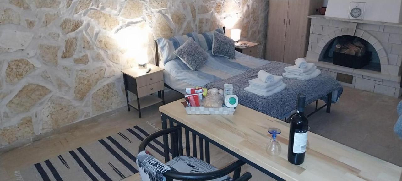 Lovely Studio In Strinilas With Its Own Pool 外观 照片