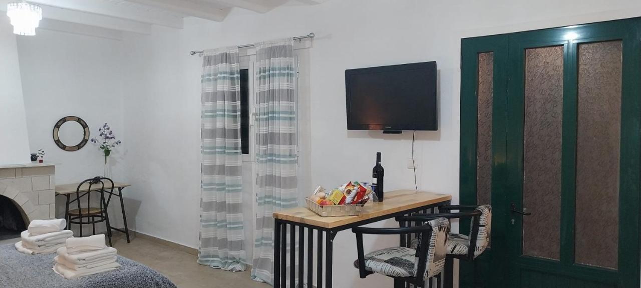 Lovely Studio In Strinilas With Its Own Pool 外观 照片