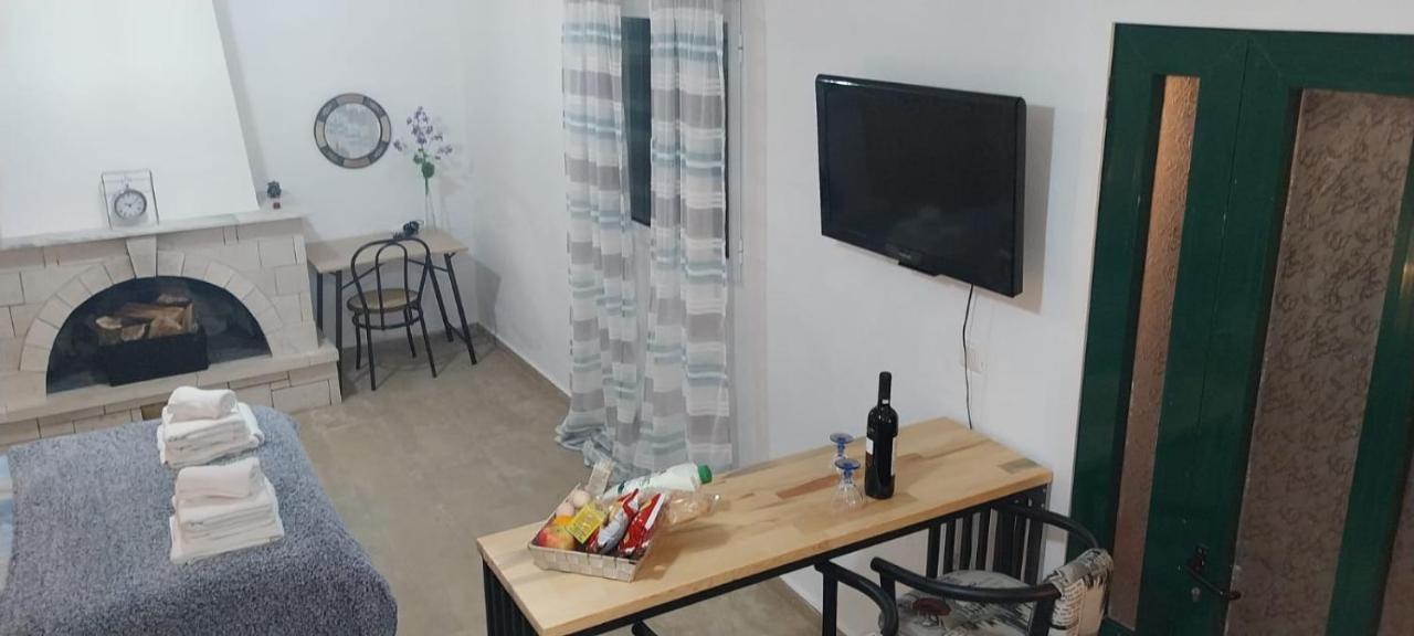 Lovely Studio In Strinilas With Its Own Pool 外观 照片