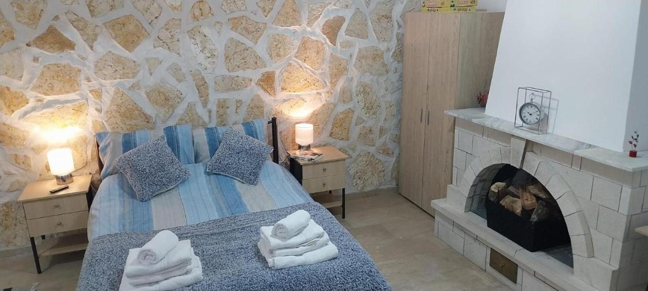 Lovely Studio In Strinilas With Its Own Pool 外观 照片