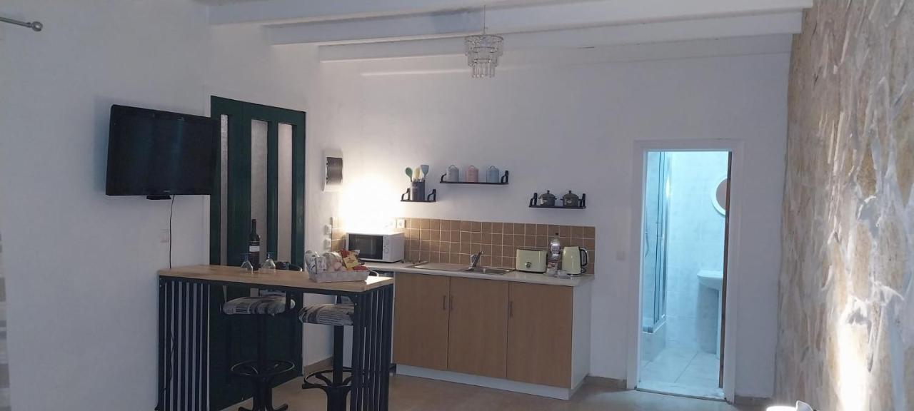 Lovely Studio In Strinilas With Its Own Pool 外观 照片