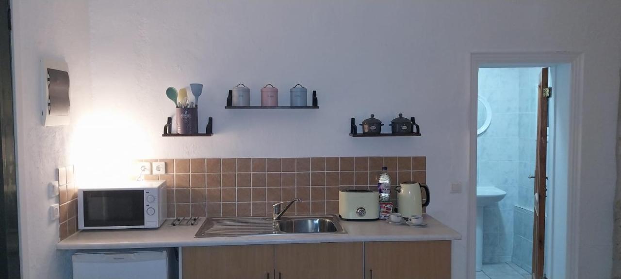 Lovely Studio In Strinilas With Its Own Pool 外观 照片