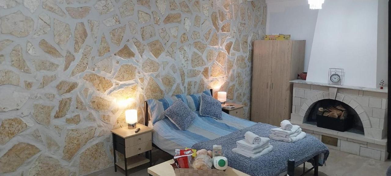 Lovely Studio In Strinilas With Its Own Pool 外观 照片