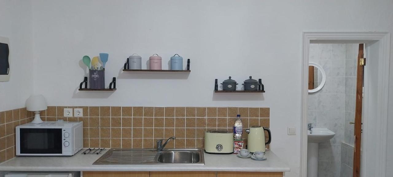 Lovely Studio In Strinilas With Its Own Pool 外观 照片